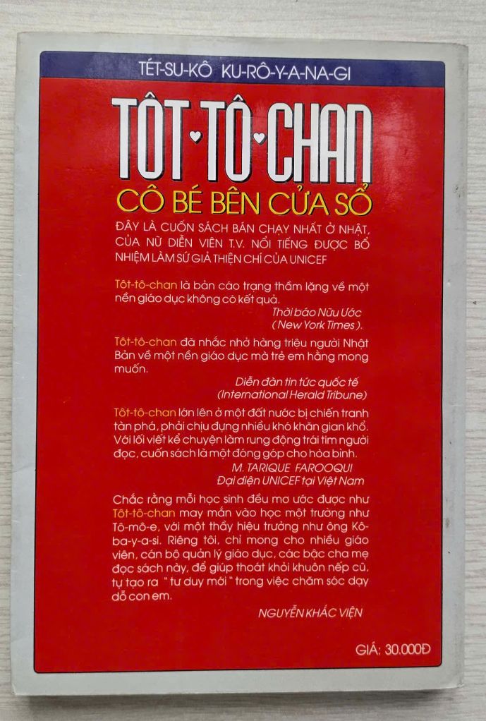 Tottochan Co be ben cua so (2)